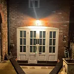 Lovely 2 Bedroom Coach House 5 Minutes From City Centre