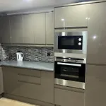 Lovely 2 Bedroom Coach House 5 Minutes From City Centre
