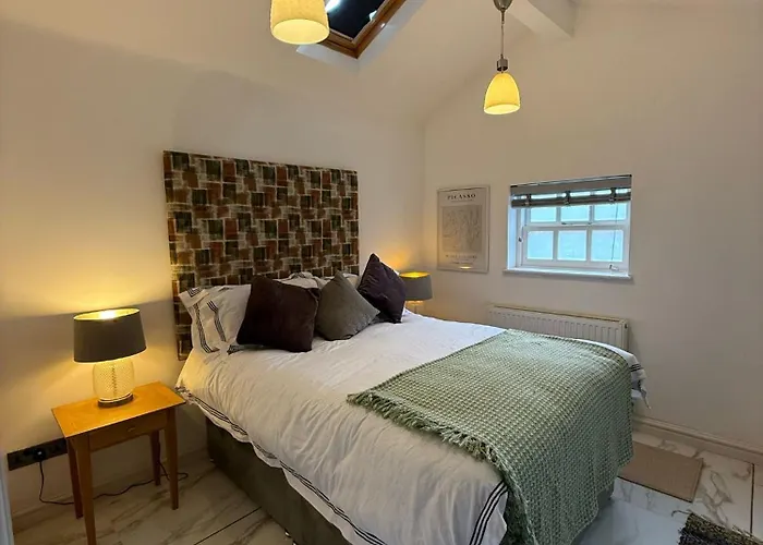 Lovely 2 Bedroom Coach House 5 Minutes From City Centre