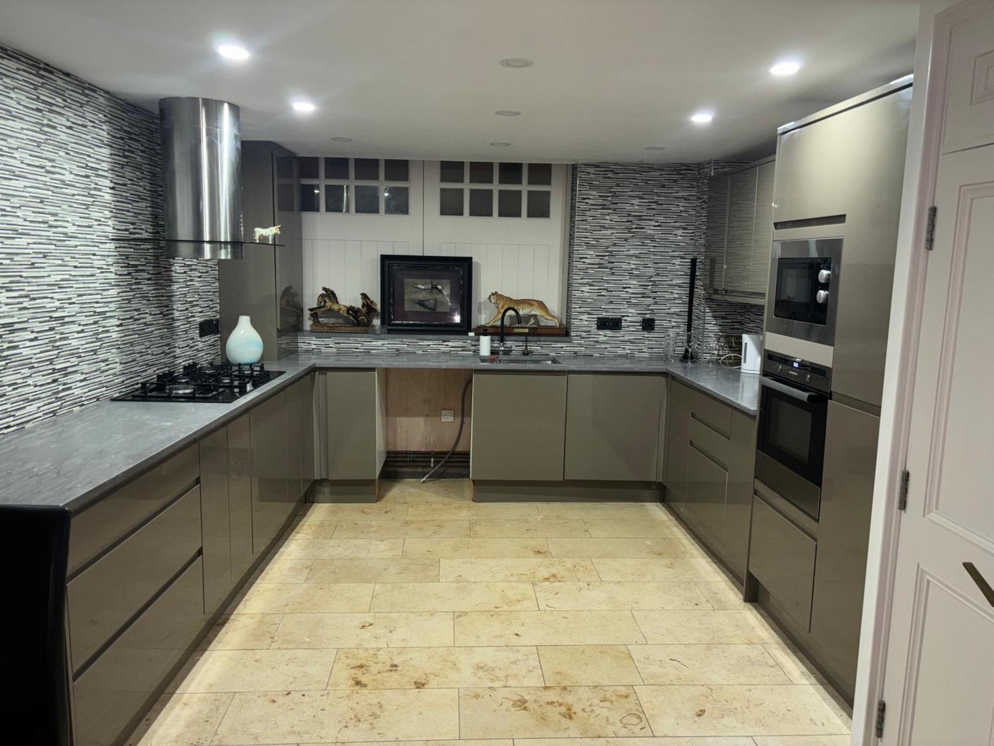 Lovely 2 Bedroom Coach House 5 Minutes From Centre