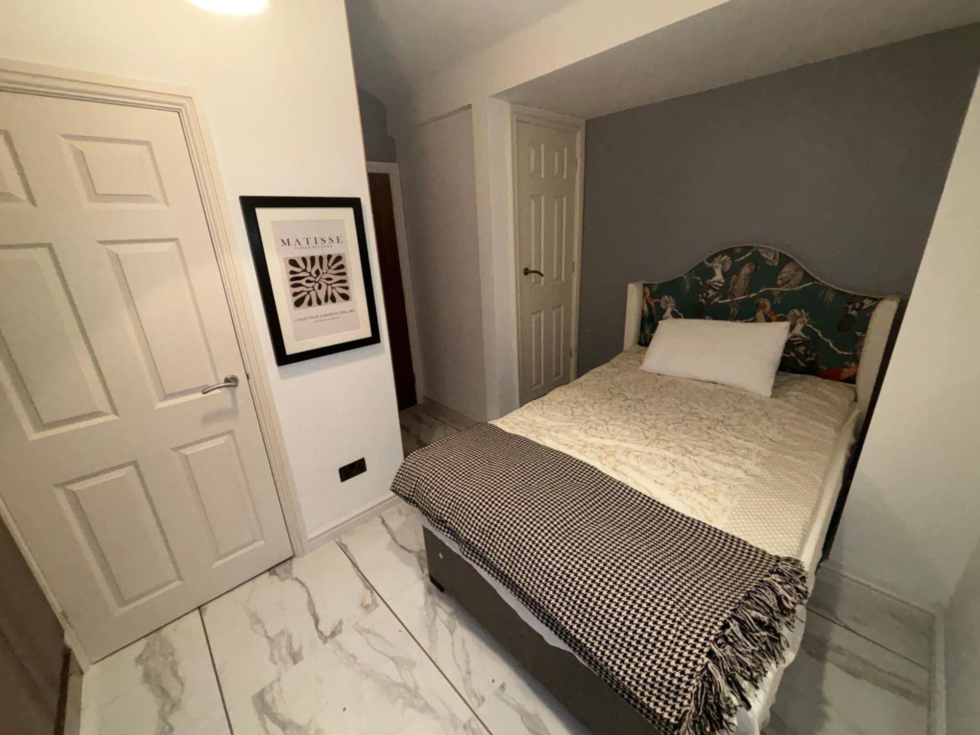 Lovely 2 Bedroom Coach House 5 Minutes From Centre Apartment