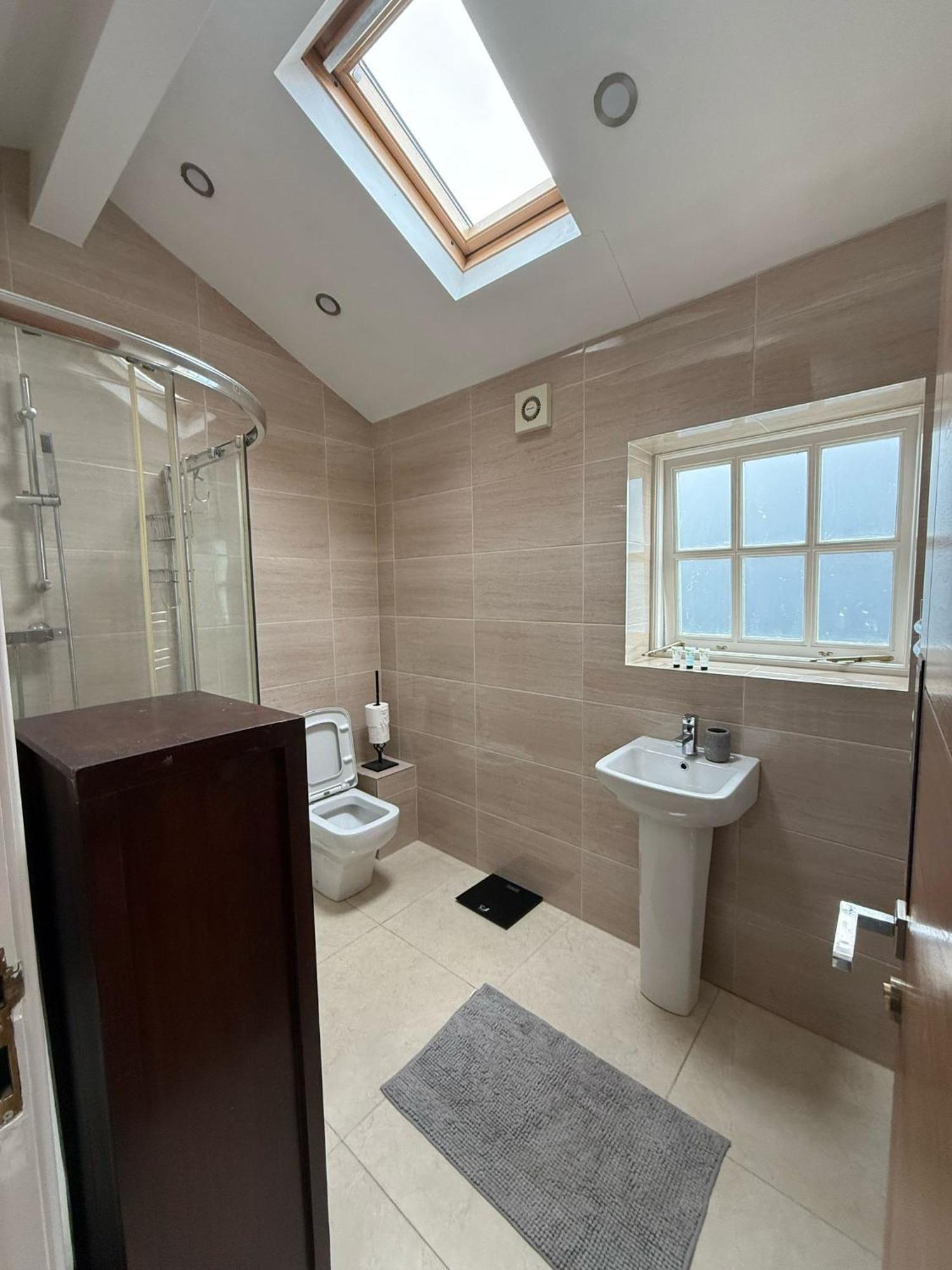 Lovely 2 Bedroom Coach House 5 Minutes From Centre *