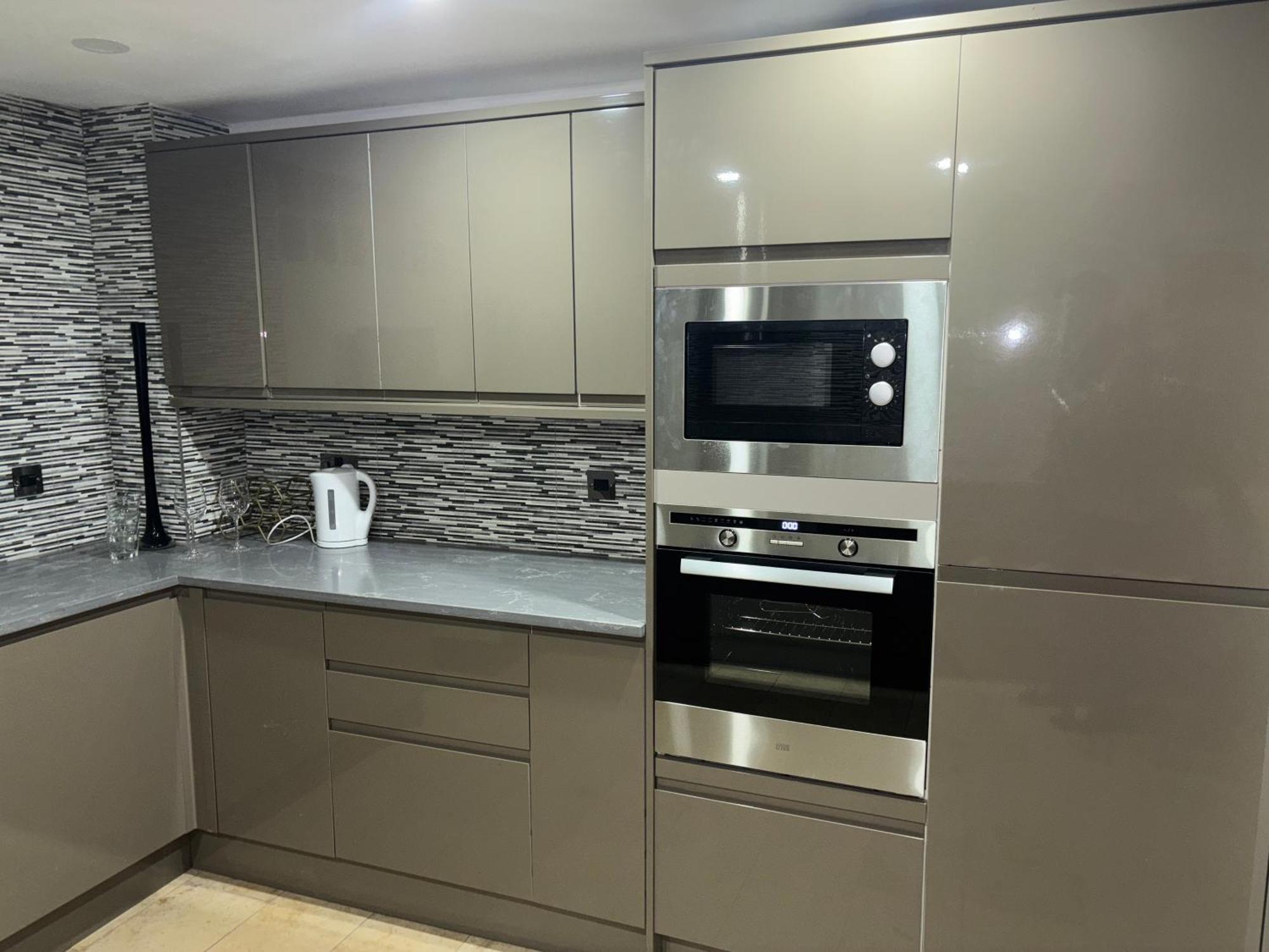 Lovely 2 Bedroom Coach House 5 Minutes From Centre
